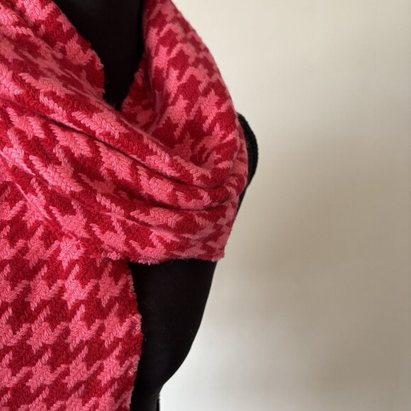 NWT Banana Republic Houndstooth Scarf Red Pink Fringe Preppy Old Money Scandi - Picture 7 of 14
